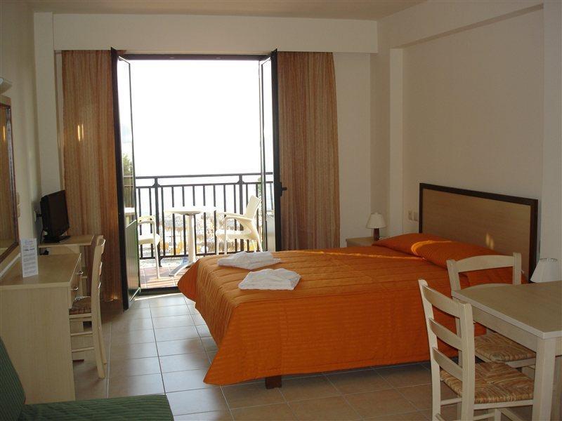 Margarita Beach Hotel Agia Marina  Екстер'єр фото